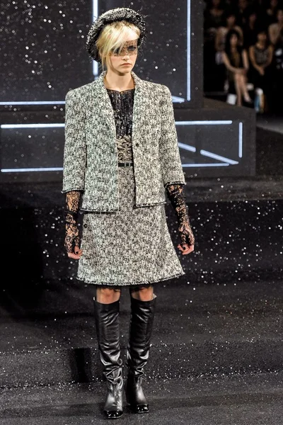 Look 16